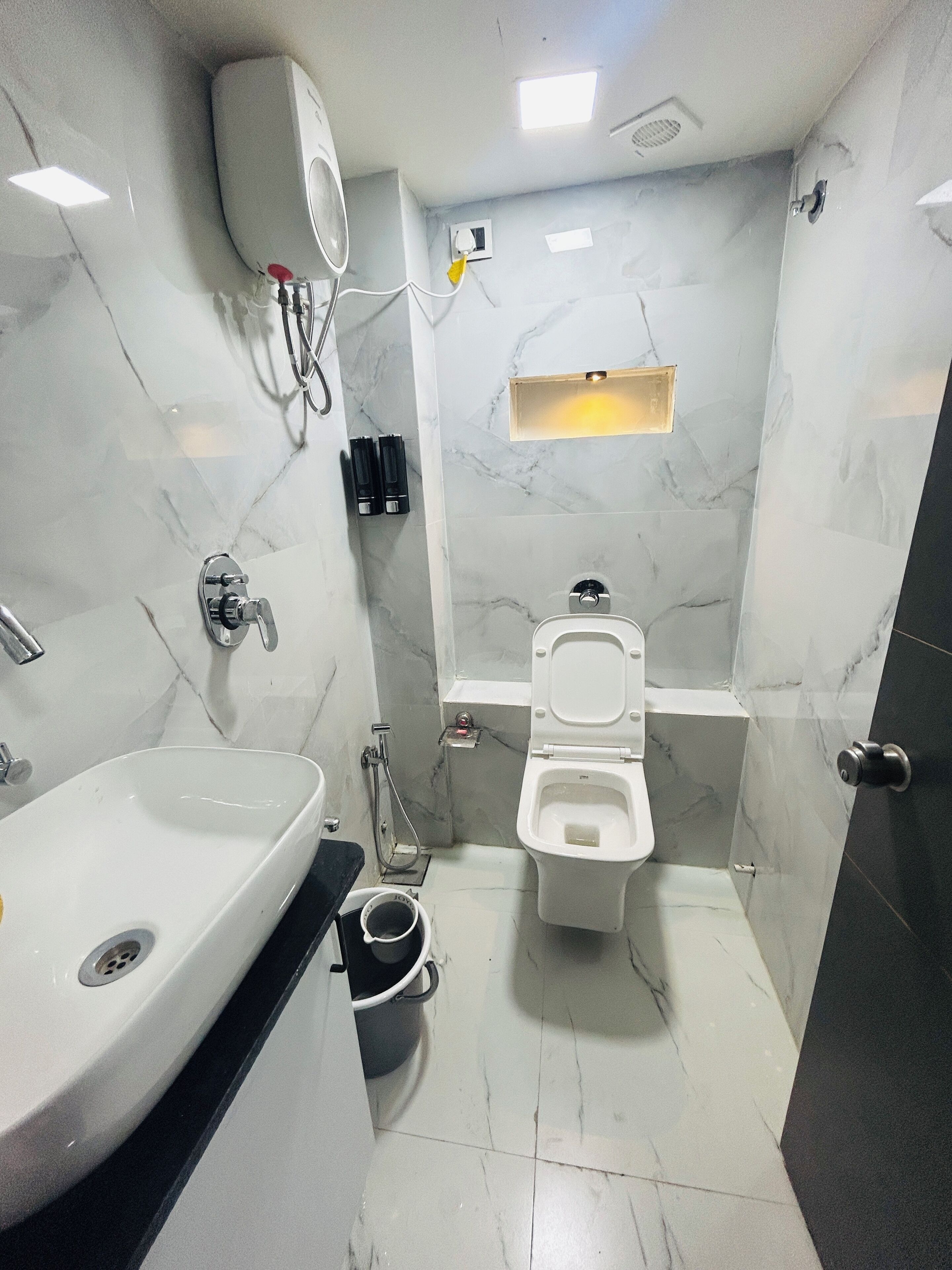 Dobbeltrom – deluxe, byutsikt | Bad | Dusj, toalettartikler (inkludert), tøfler og håndklær