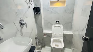 Dobbeltrom – deluxe, byutsikt | Bad | Dusj, toalettartikler (inkludert), tøfler og håndklær