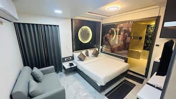 Dobbeltrom – deluxe, byutsikt | Skrivebord, skrivebord for bærbar PC og strykejern/-brett