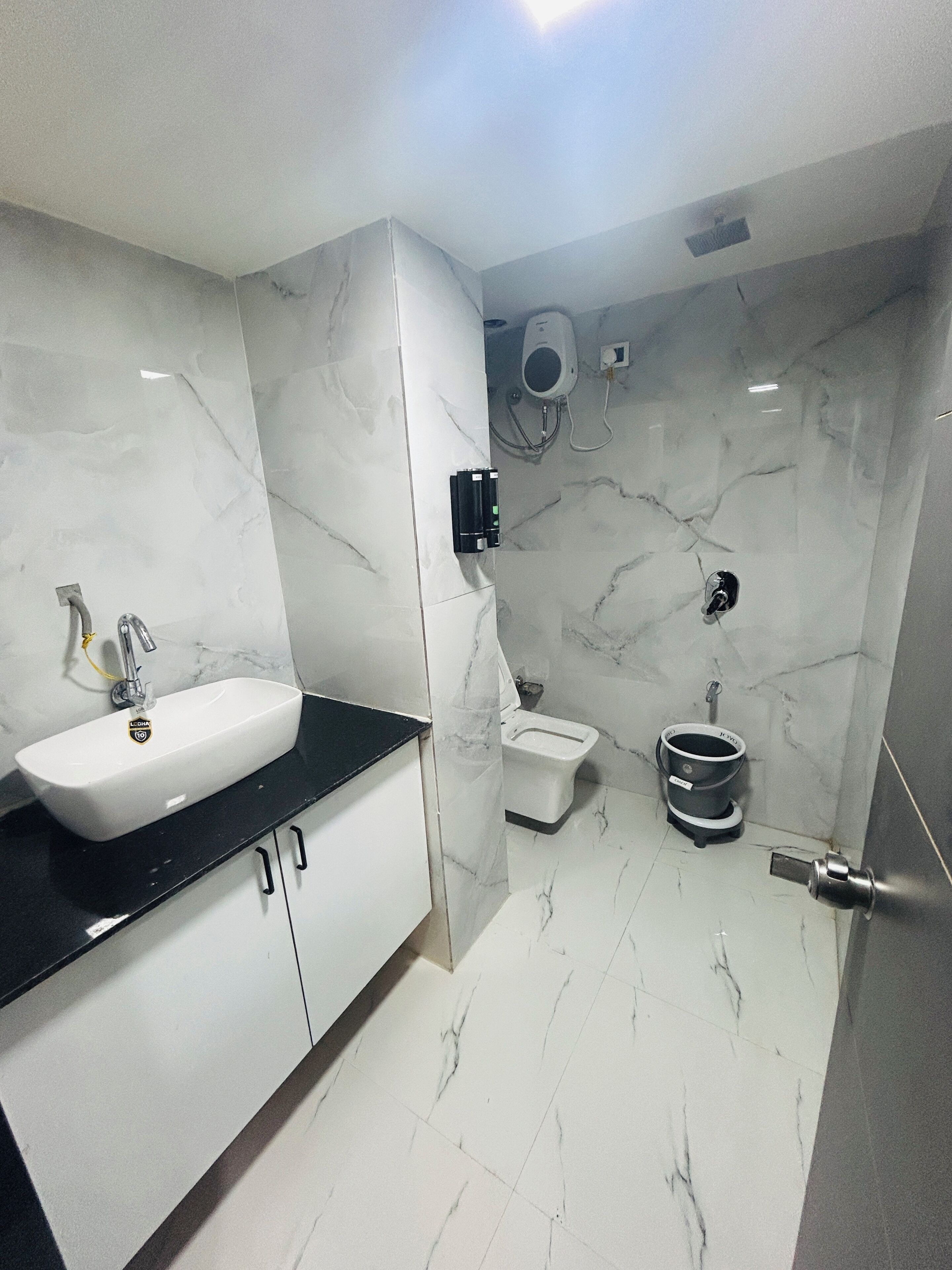 Dobbeltrom – deluxe, byutsikt | Bad | Dusj, toalettartikler (inkludert), tøfler og håndklær