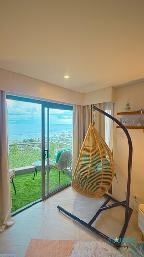 Smart TV, books - Tambuli Seaside Resort Condo - Ocean View - Near Mactan Airport (Lapu-Lapu)