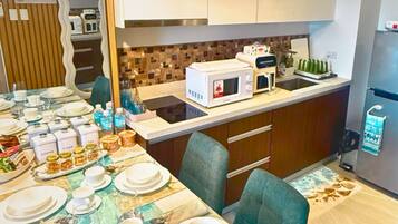 Refrigerador, microondas, horno, placa de cocina