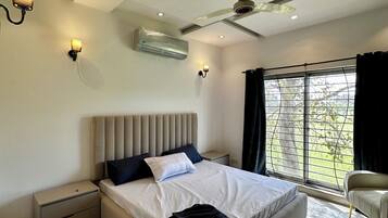 3 bedrooms, iron/ironing board, WiFi, bed sheets