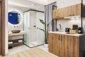 Shower, hair dryer, towels, soap - Charming Superior Apartment in the Mountains – Ideal for Up to 4 Guests (Axus, Mylopotamos)