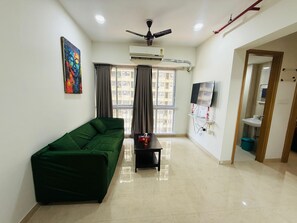 Smart TV - 1BR Service Apart Parel 804 Near TMH By Florastays (Mumbai)