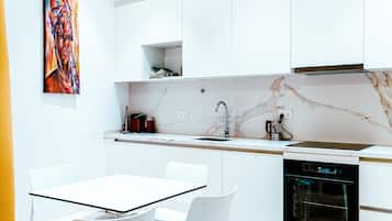 Appartement, 1 slaapkamer | Privékeuken | Een koelkast met diepvriezer, een microgolfoven