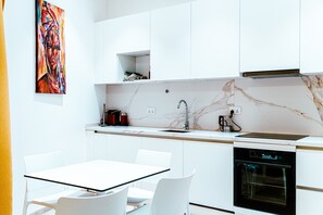 Appartement, 1 slaapkamer | Privékeuken | Een koelkast/vriezer, een magnetron, kookgerei, borden en bestek