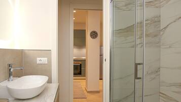 Chuveiro, secador de cabelo, toalhas de banho