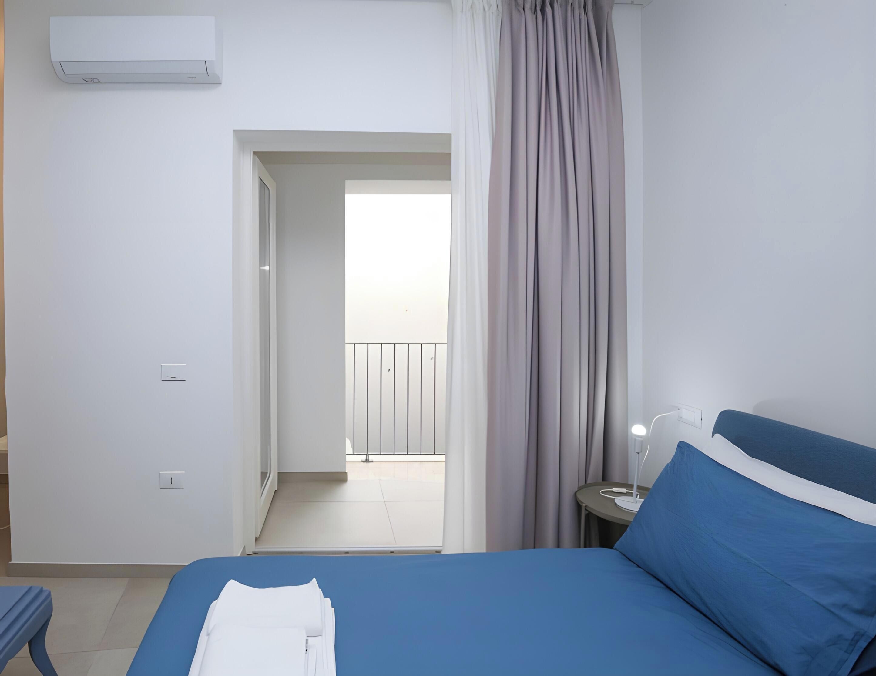 Tabla de planchar con plancha, wifi y ropa de cama 