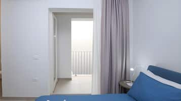 Tabla de planchar con plancha, wifi y ropa de cama