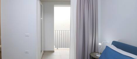 Tabla de planchar con plancha, wifi, ropa de cama