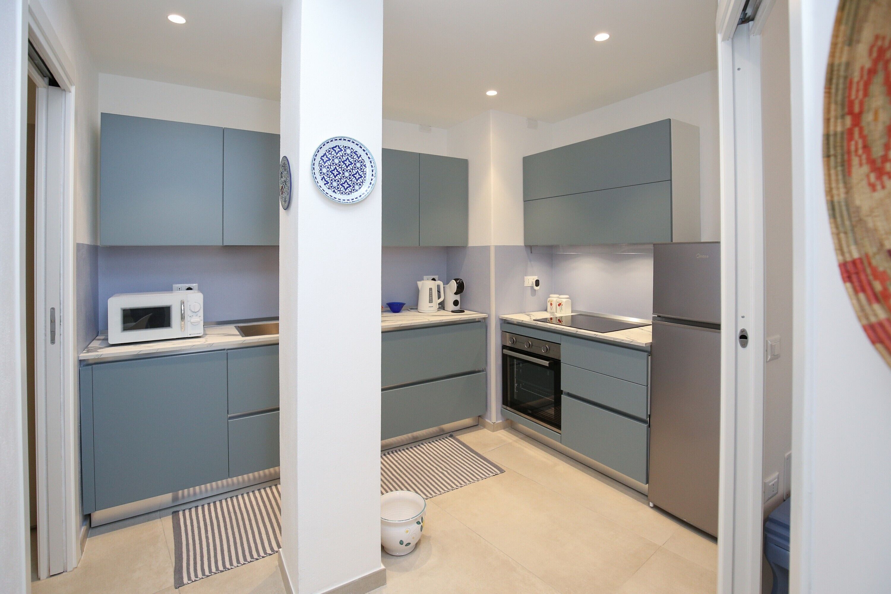 Frigorífico, microondas, horno y placa de cocina