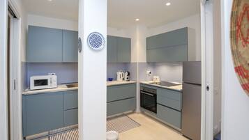 Frigorífico, microondas, horno y placa de cocina