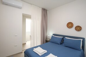 Tabla de planchar con plancha, wifi y ropa de cama 
