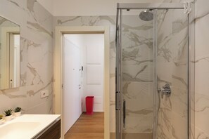 Apartamento luxo | Banheiro | Chuveiro, produtos de toalete grátis, secador de cabelo 
