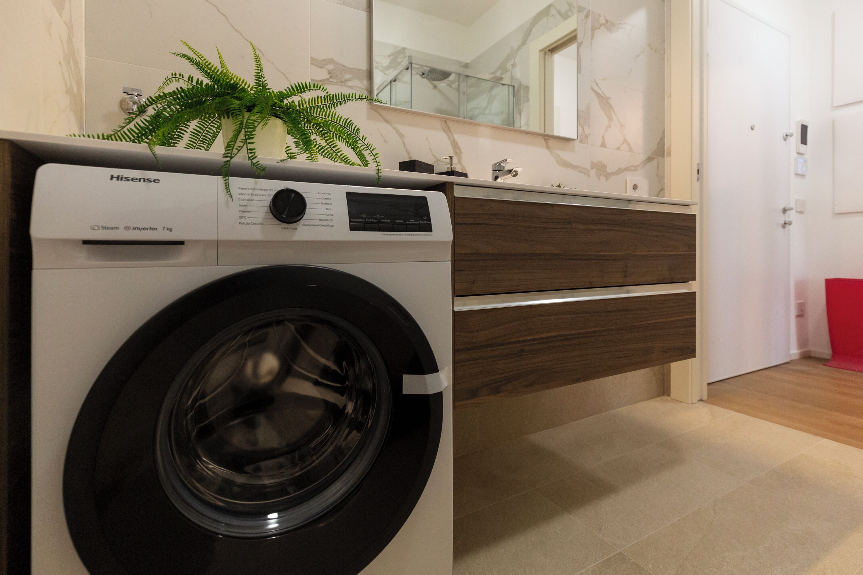 Deluxe Apartment | Bathroom | Shower, free toiletries, hair dryer, towels