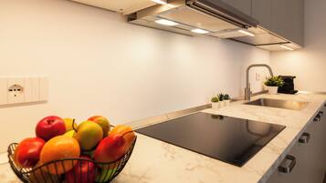 Apartamento luxo | Cozinha privada | Geladeira grande, micro-ondas, cooktop, lava-louças