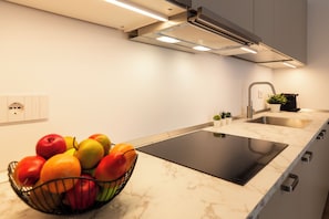 Appartement Deluxe | Cuisine privée | Grand réfrigérateur, micro-ondes, plaque de cuisson, lave-vaisselle