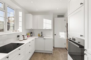 Fridge, microwave, oven, stovetop - Apartment - Sleeps 8 - Golders Green 10 Mins (London)