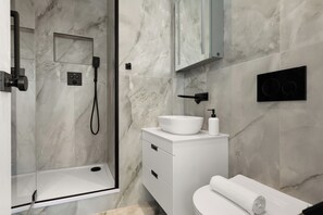 Shower, deep soaking tub, hair dryer, towels - Apartment - Sleeps 8 - Golders Green 10 Mins (London)