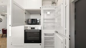 A modern kitchen with a built-in oven and a microwave. - Apartment - Sleeps 8 - Golders Green 10 Mins (London)