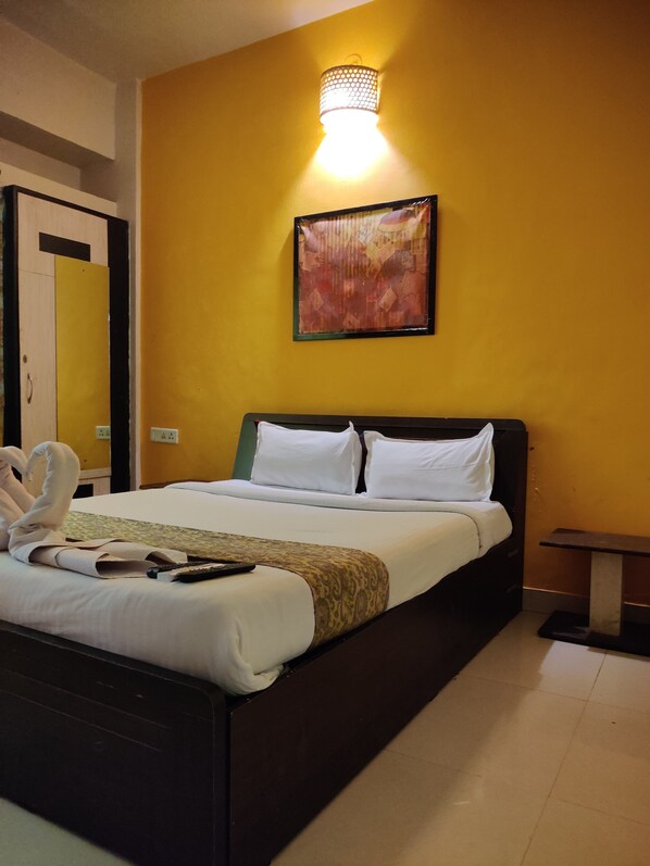 9 bedrooms, iron/ironing board, WiFi, bed sheets - Rooms with air-conditioning, private bathrooms,showers, TVs,wardrobes. Free WiFi (Pune)