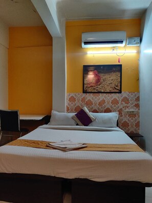 9 bedrooms, iron/ironing board, WiFi, bed sheets - Rooms with air-conditioning, private bathrooms,showers, TVs,wardrobes. Free WiFi (Pune)