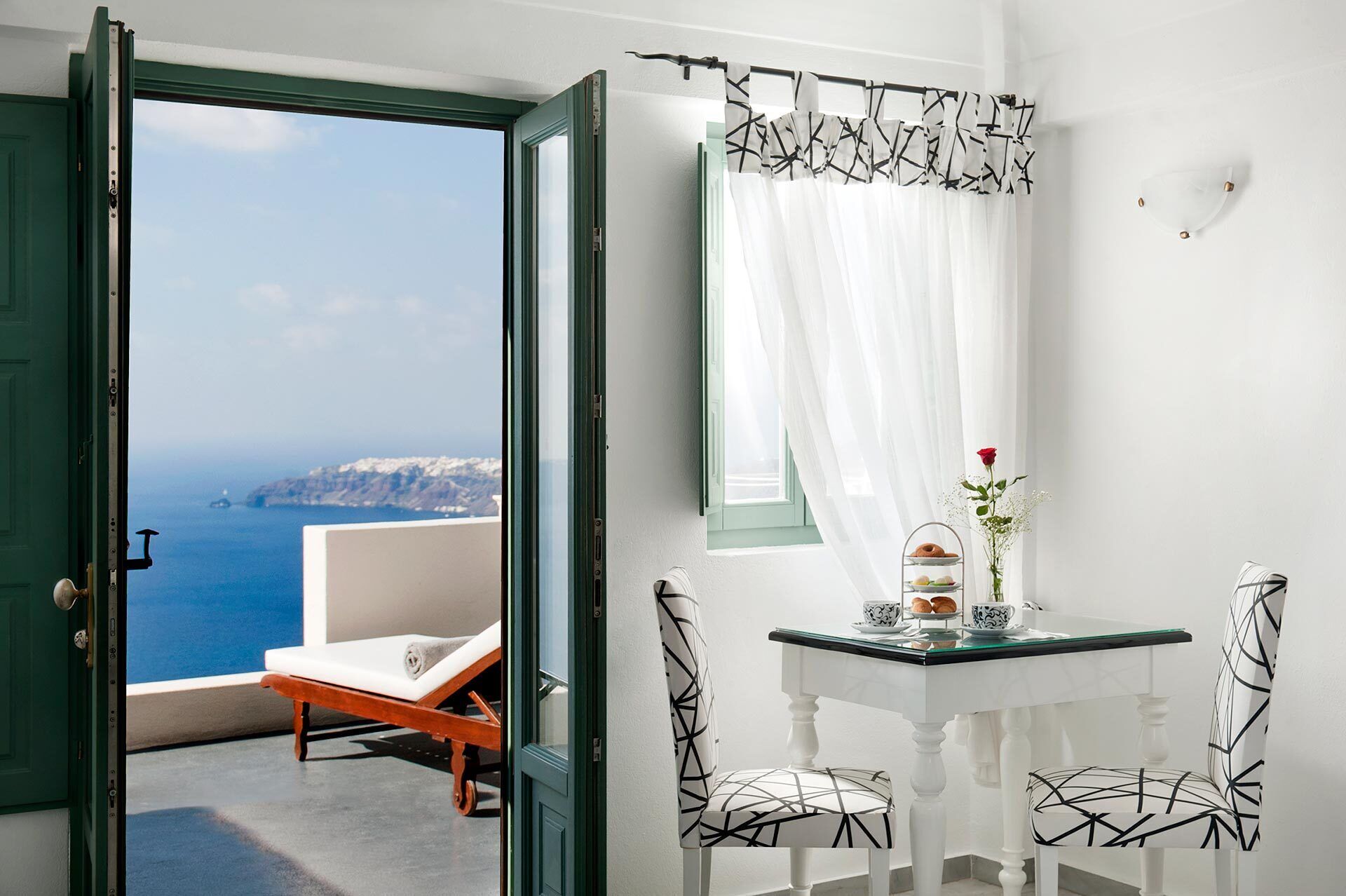 Suite with Hot Tub and Caldera View | Bettwäsche aus ägyptischer Baumwolle, hochwertige Bettwaren, Zimmersafe