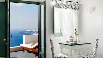 Suite with Hot Tub and Caldera View | BettwÀsche aus Àgyptischer Baumwolle, hochwertige Bettwaren, Zimmersafe