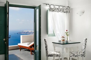 Suite with Hot Tub and Caldera View | Bettwäsche aus ägyptischer Baumwolle, hochwertige Bettwaren, Zimmersafe