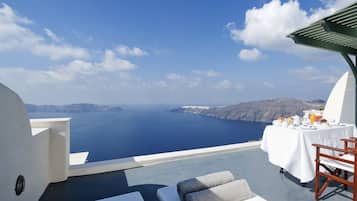 White Suite with Hot Tub and Caldera View | Hiên