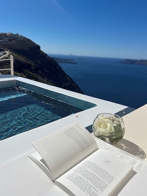 Outdoor spa tub - Anastasis Apartments and Spa (Santorini)