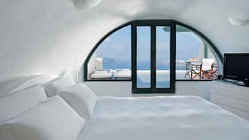 White Suite with Hot Tub and Caldera View | Bettwäsche aus ägyptischer Baumwolle, hochwertige Bettwaren, Zimmersafe