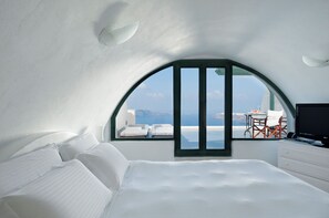 White Suite with Hot Tub and Caldera View | Egyptinpuuvillaiset lakanat, ylelliset vuodevaatteet