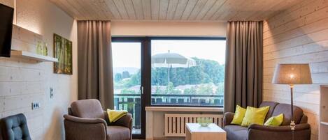 Quarto casal, sacada, vista para a colina | Cofres nos quartos, espaço de trabalho para notebook