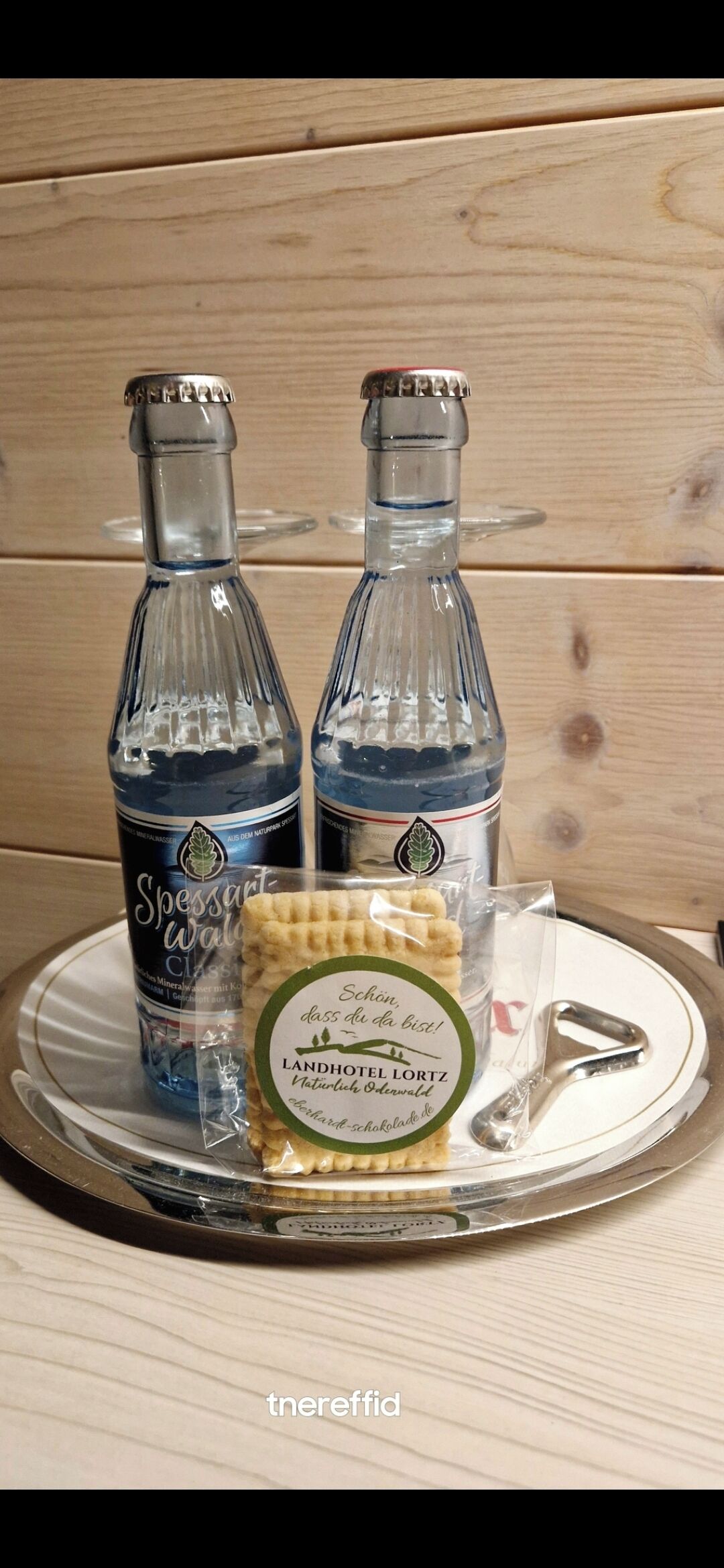 Tallelokero huoneessa, kannettavalle tietokoneelle sopiva työtila