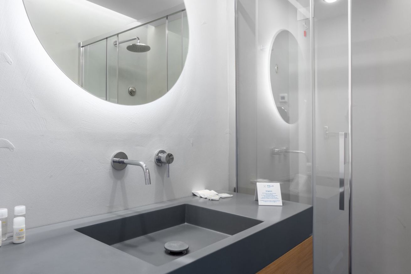 Shower, bidet, towels
