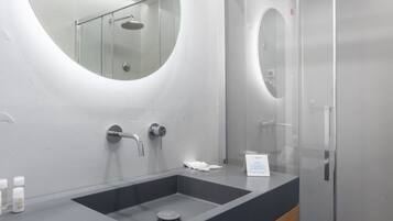 Shower, bidet, towels