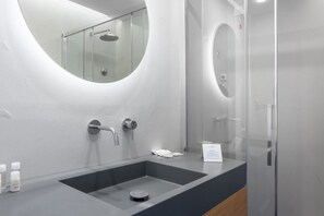 Shower, bidet, towels - A modern, tastefully furnished hotel room of approximately 22 square meters, featuring a double bed or two single beds, a bathroom with a bathtub or shower, and a large balcony furnished with a table and chairs.Use of swimming pool and gymWellness center (Olbia)