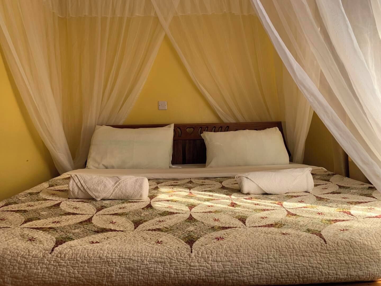 واي فاي مجانًا وملاءات أسرّة