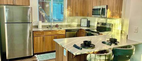 Refrigerador, microondas, horno y parrilla de estufa