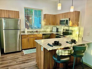 Fridge, microwave, oven, stovetop - Lakeside Villa Apt • Dog Park • WiFi • Laundry (Peoria)