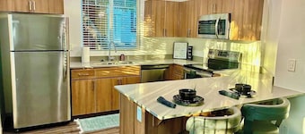 Lakeside Villa Apt • Dog Park • WiFi • Laundry