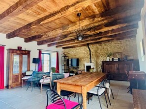 Dining - Country house with swimming pool (Saint-Médard-d'Excideuil)