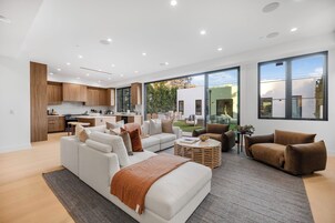 House, Multiple Beds, Pool Access, Pool View (Colfax Estate) | Living area