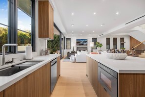 House, Multiple Beds, Pool Access, Pool View (Colfax Estate) | Private kitchen - Colfax Estate – Modern Luxury Oasis in Prime Colfax Meadows (Studio City)