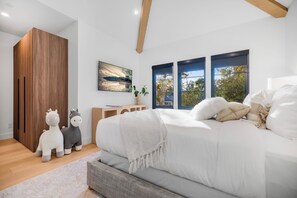 House, Multiple Beds, Pool Access, Pool View (Colfax Estate) - Colfax Estate – Modern Luxury Oasis in Prime Colfax Meadows (Studio City)
