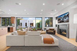 House, Multiple Beds, Pool Access, Pool View (Colfax Estate) | Interior