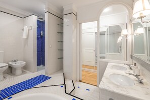 Apartment | Bathroom | Hair dryer, towels - Balmes Apartment by Olala Homes  (Barcelona)