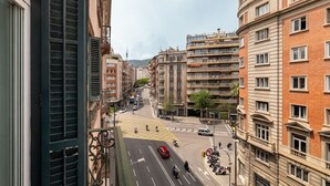 Une vue de rue avec des bâtiments, une route et des véhicules.